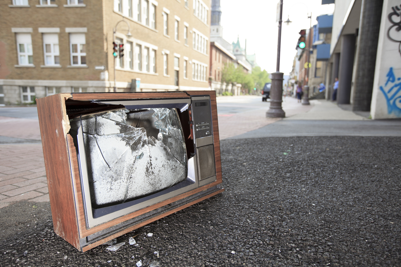 Ein zerstörter Röhrenfernseher auf dem Bürgersteig; Kurtz Detektei Hannover, Versicherungsdetektiv Hannover, Wirtschaftsdetektive Hannover, Detektivagentur Hannover