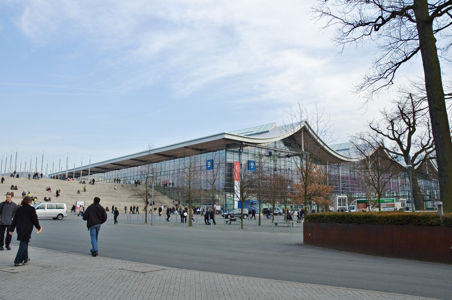 Messegelände Hannover, Halle 9, an einem klaren kühlen Tag; Kurtz Detektei Hannover