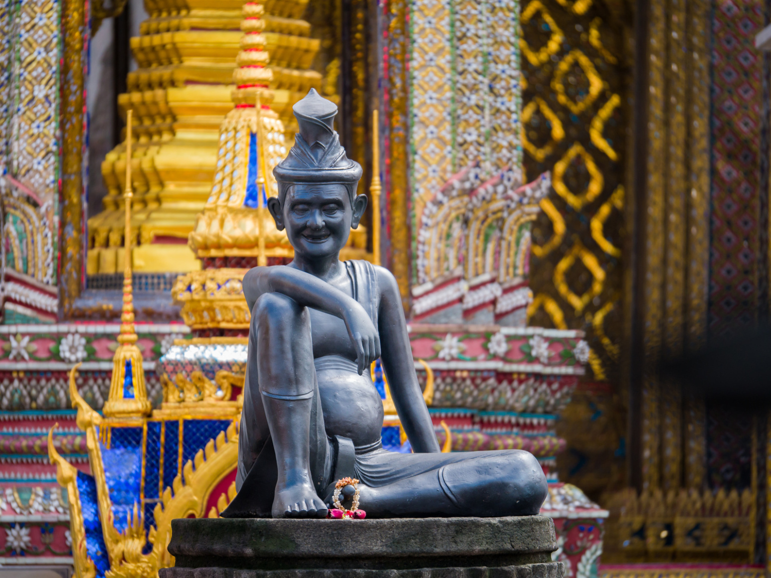 Statue eines Eremiten vor Wat Phra Kaeo, dem Tempel der Könige in Bangkok, Thailand; Kurtz Detektei Hannover