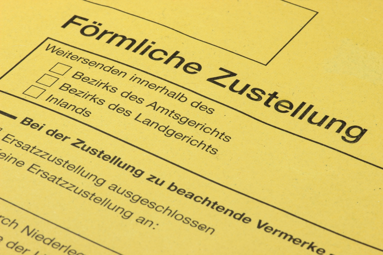 Gelber Brief des Gerichts mit Schriftzug "förmliche Zustellung"; Kurtz Detektei Hannover