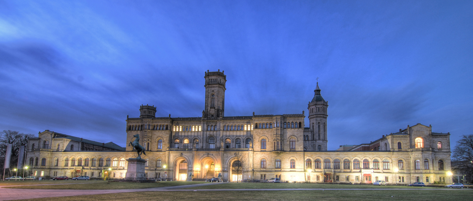 Leibniz-Universität Hannover (ehemaliges Welfenschloss) in der Dämmerung; Detektive der Kurtz Detektei Hannover