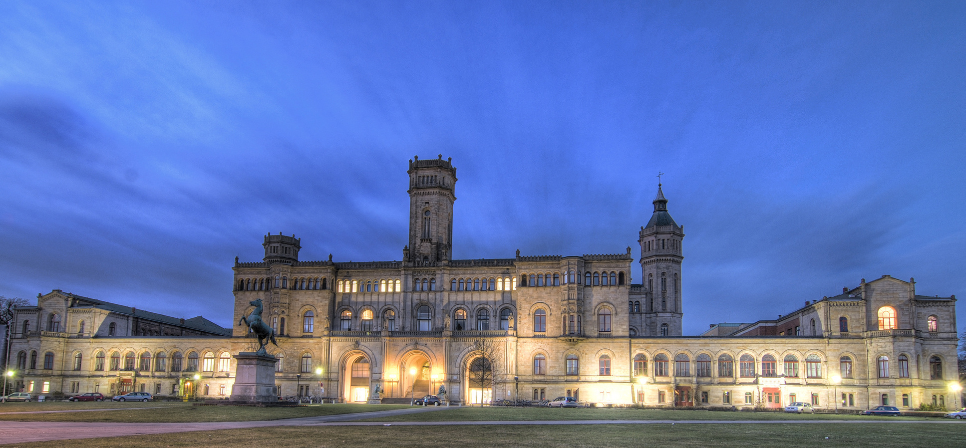 Leibniz-Universität Hannover (ehemaliges Welfenschloss) in der Dämmerung; Detektive der Kurtz Detektei Hannover, Markenrechtsdetektiv Hannover, Fälschungsdetektiv Hannover, Wirtschaftsdetektei Hannover