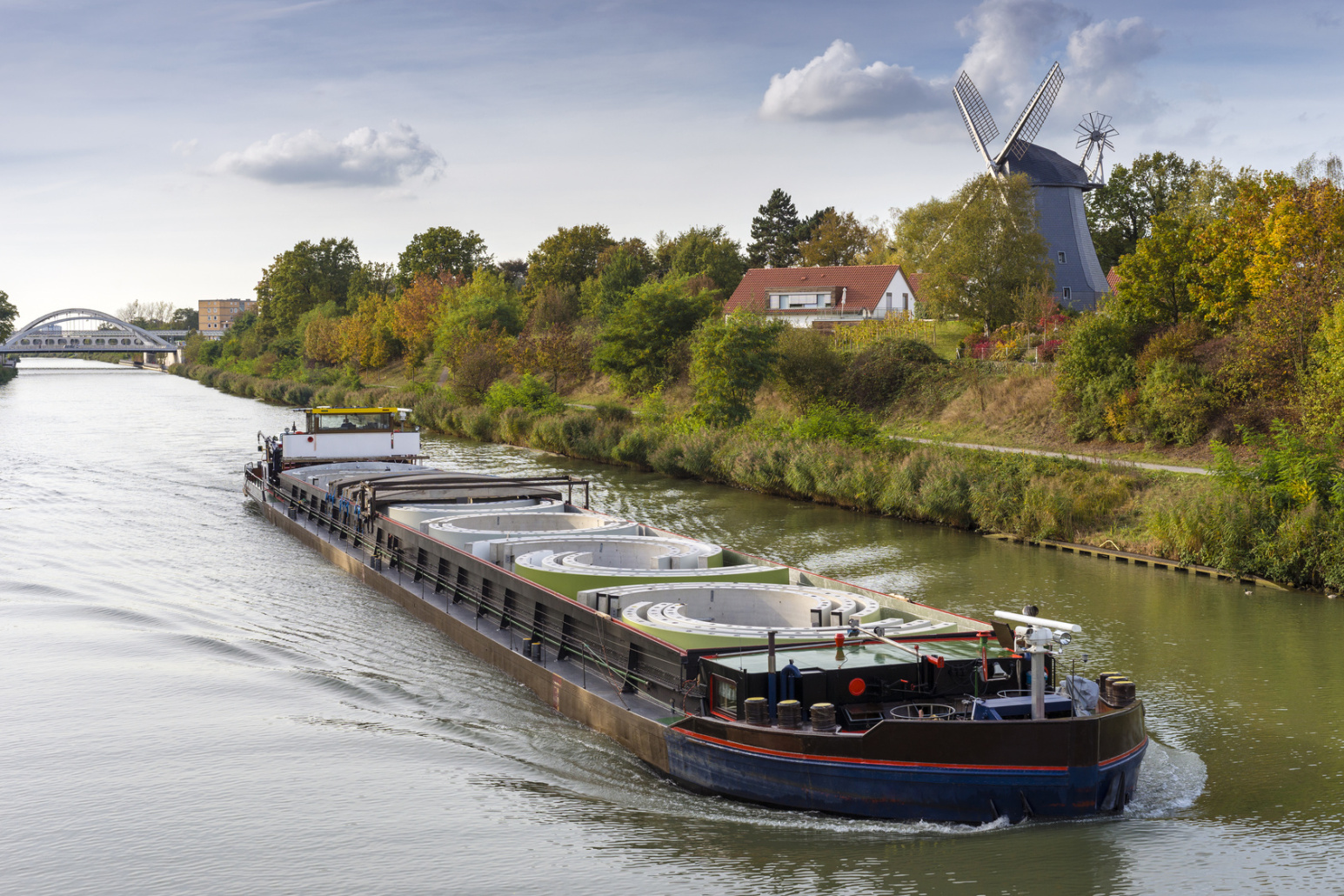 Transportschiff auf dem Mittellandkanal bei Hannover, im Hintergrund eine alte Windmühle und ein Wohnhaus; Kurtz Wirtschaftsdetektei Hannover