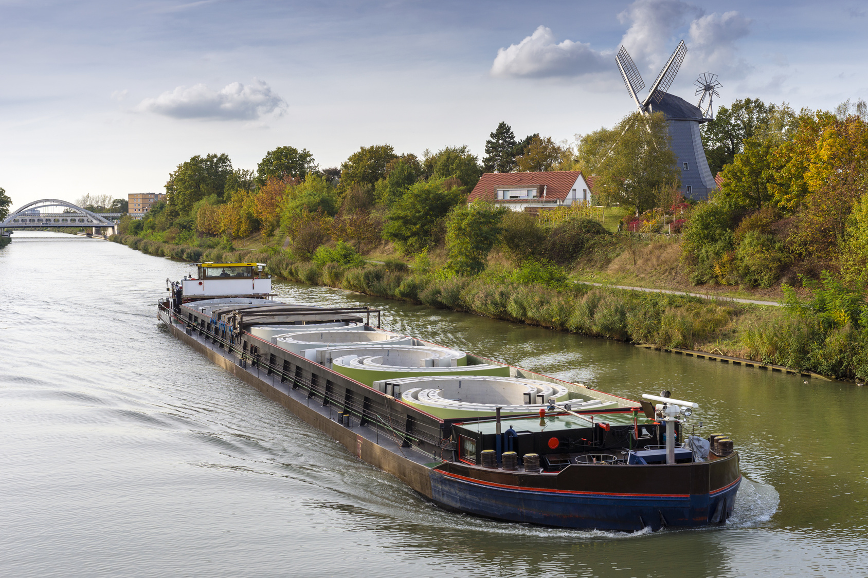 Transportschiff auf dem Mittellandkanal bei Hannover, im Hintergrund eine alte Windmühle und ein Wohnhaus; Kurtz Wirtschaftsdetektei Hannover, Wirtschaftsdetektiv Hannover, Detektiv Hannover, Detektivagentur Hannover