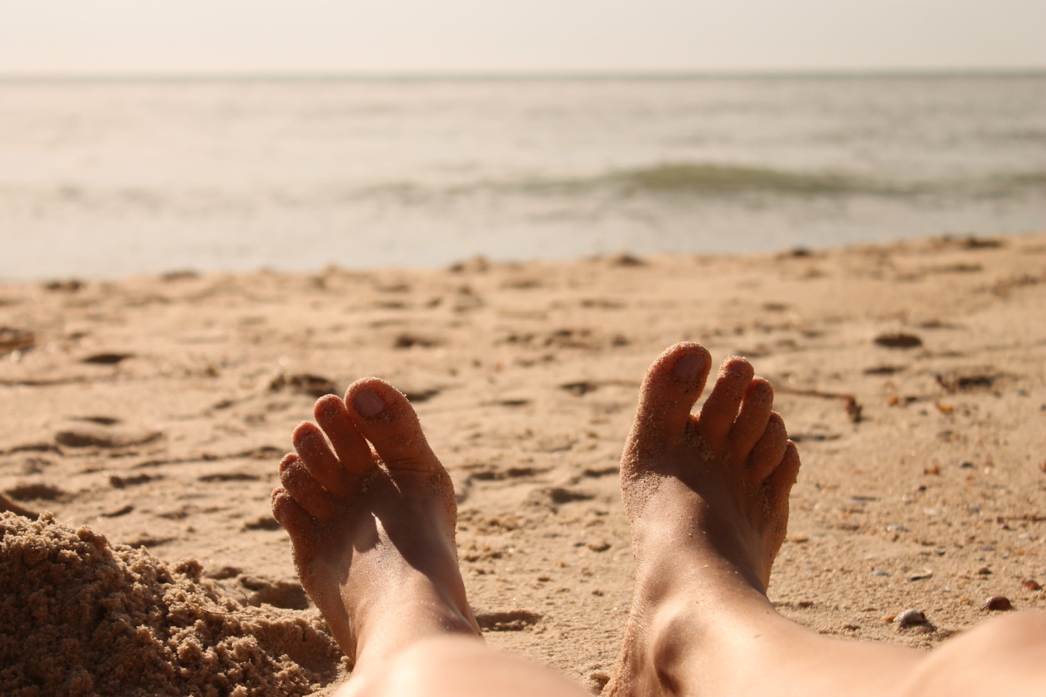 Zwei Männerfüße auf dem Sand am Strand; Mitarbeiterüberwachung Kurtz Detektei Hannover